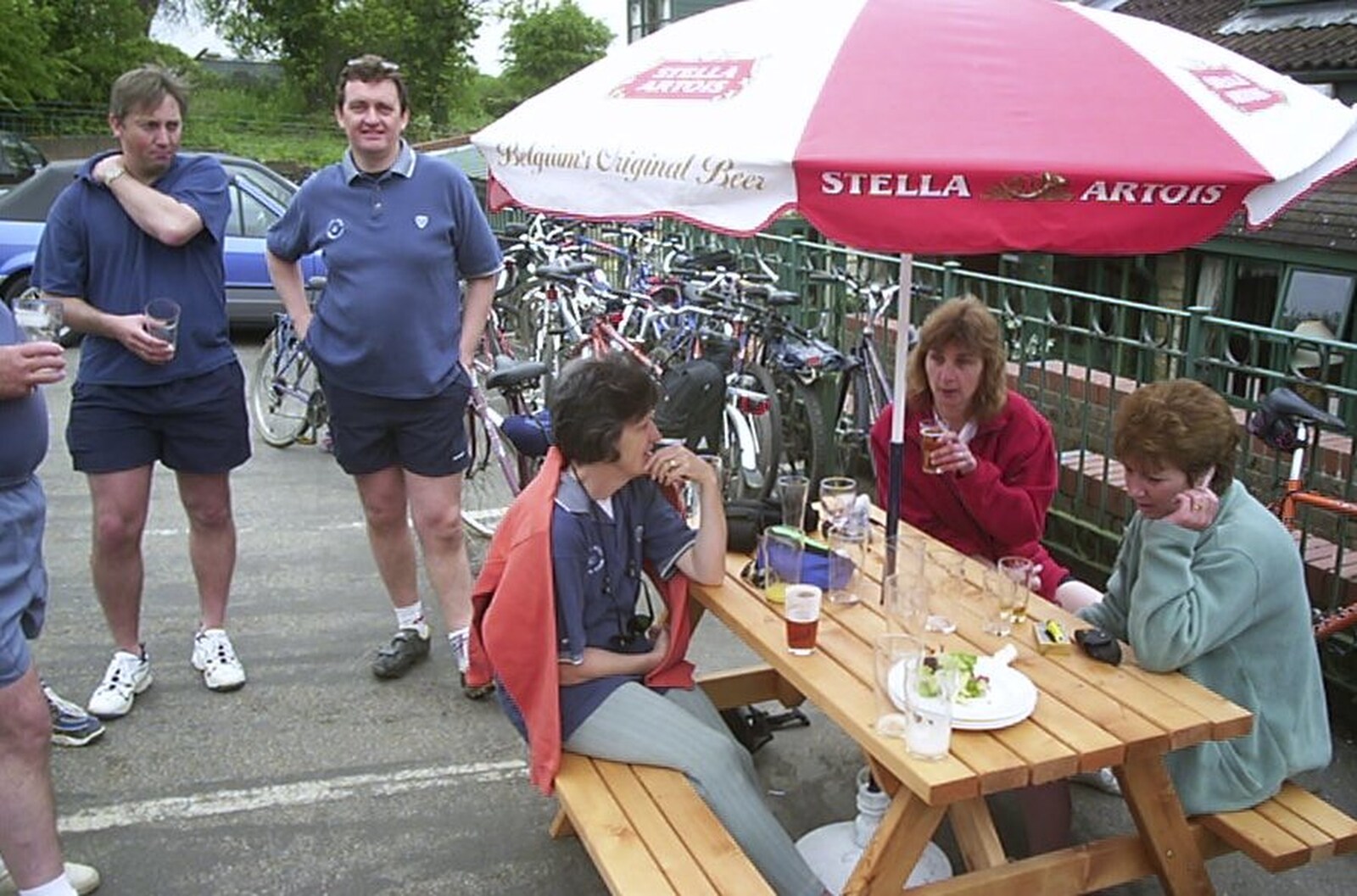 Jill talks to Anne and Jenny from The BSCC Annual Bike Ride, Marquess of Exeter, Oakham, Rutland - 12th May 2001