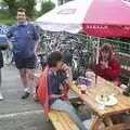 Jill talks to Anne and Jenny, The BSCC Annual Bike Ride, Marquess of Exeter, Oakham, Rutland - 12th May 2001