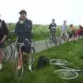 Nosher stops for another wee, The BSCC Annual Bike Ride, Marquess of Exeter, Oakham, Rutland - 12th May 2001