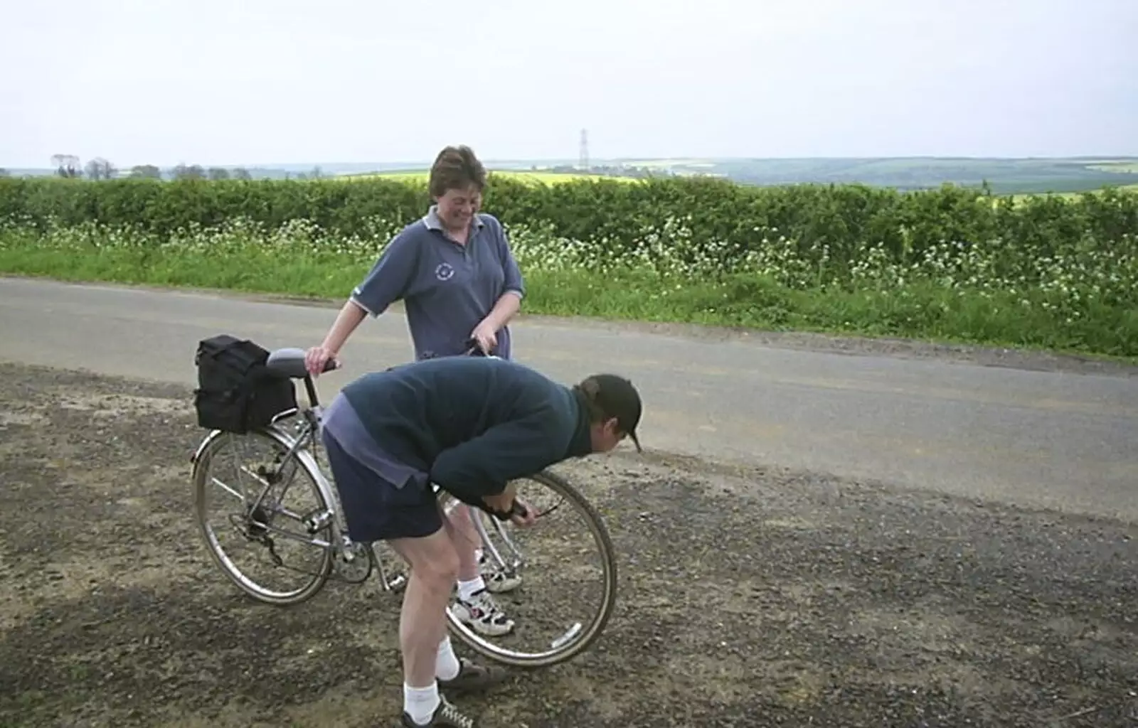 Apple does some emergency pumping, from The BSCC Annual Bike Ride, Marquess of Exeter, Oakham, Rutland - 12th May 2001