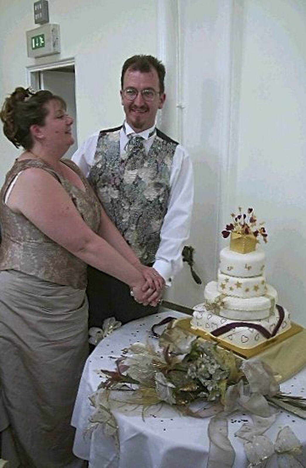 Lisa and Phil cut the cake from Phil and Lisa's Wedding, Woolverston Hall, Ipswich, Suffolk - 1st July 2001