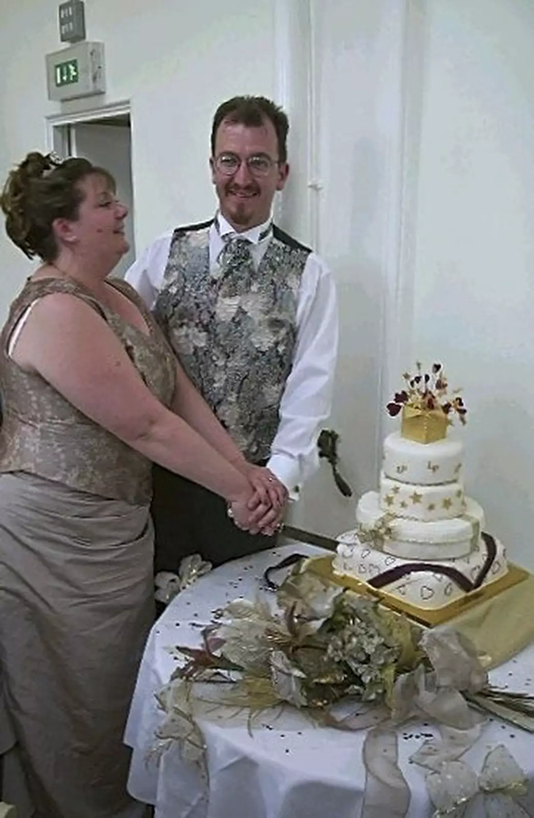 Lisa and Phil cut the cake, from Phil and Lisa's Wedding, Woolverston Hall, Ipswich, Suffolk - 1st July 2001