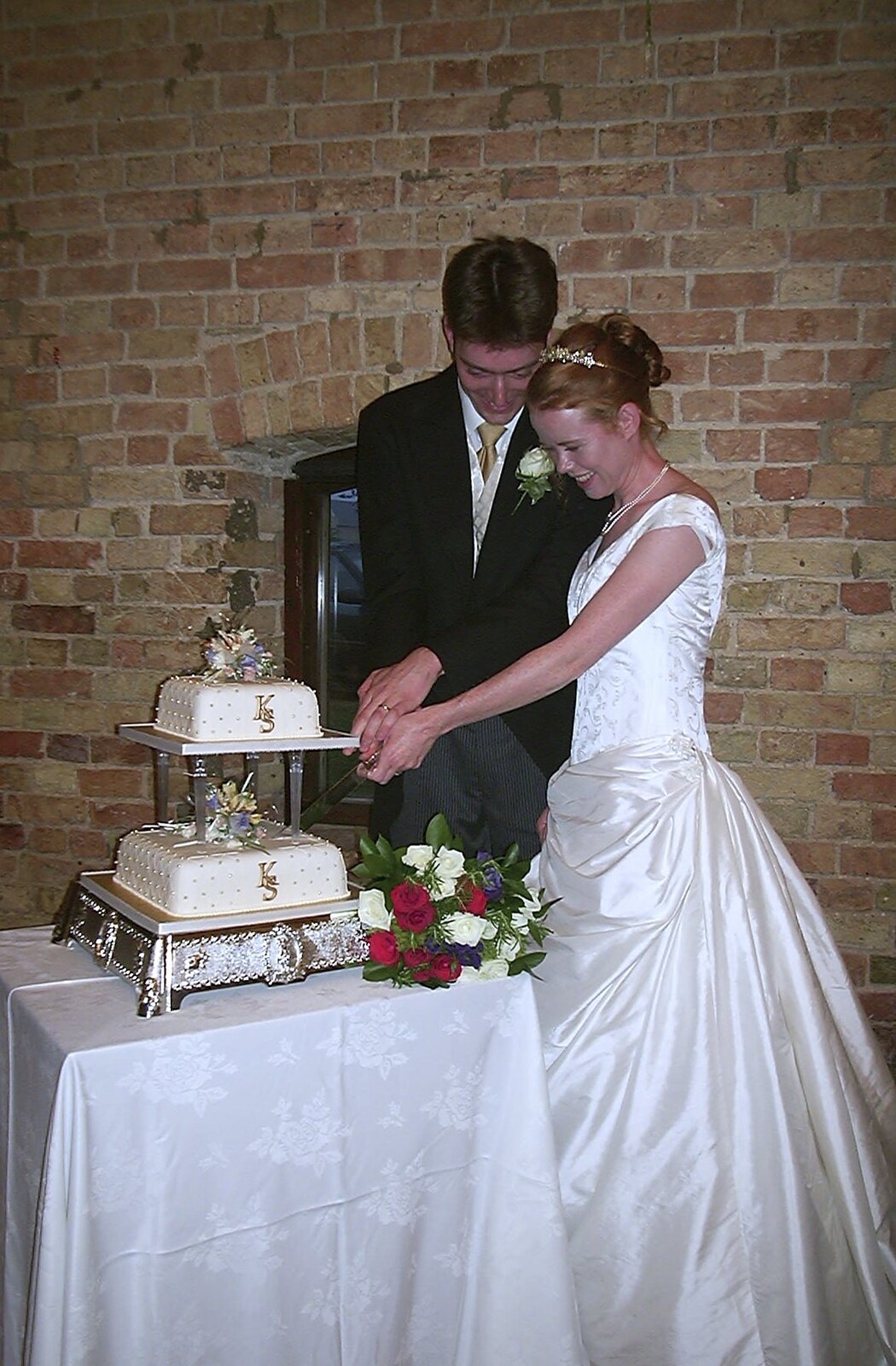 Stef and Kath's 3G Lab Wedding, Ely, Cambridgeshire - 28th July 2001: Stef and Kath cut the cake