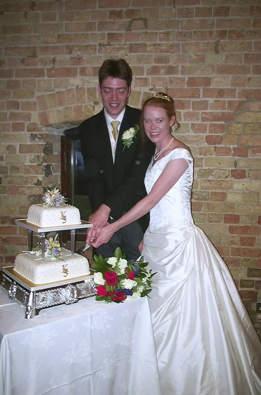 Stef and Kath cut the cake, from Stef and Kath's 3G Lab Wedding, Ely, Cambridgeshire - 28th July 2001