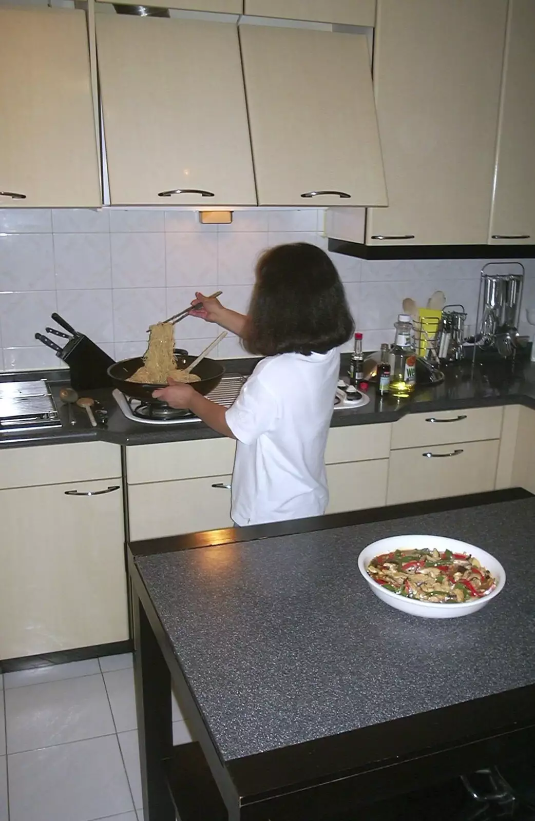 Noodles are fried, from A Trip to Hong Kong, China - 11th August 2001