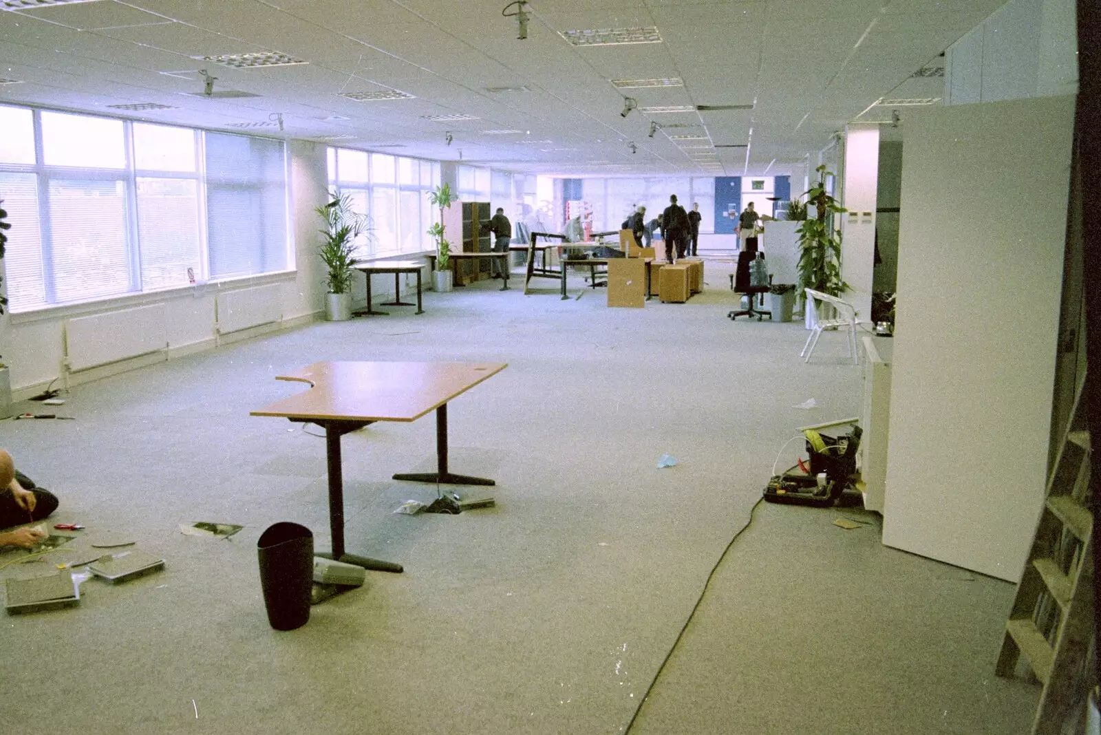 Various bits of desk are assembled, from 3G Lab Moves Offices, Milton Road, Cambourne and Cambridge - 27th August 2001