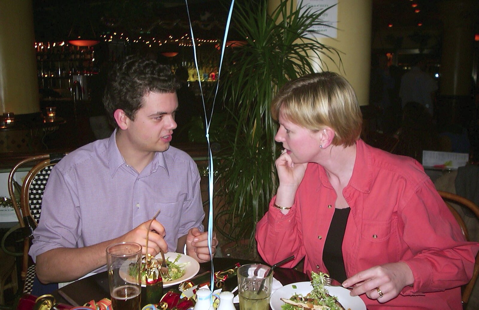 Dave chats to Andrea from 3G Lab at Henry's, Quayside, Cambridge - 5th December 2001