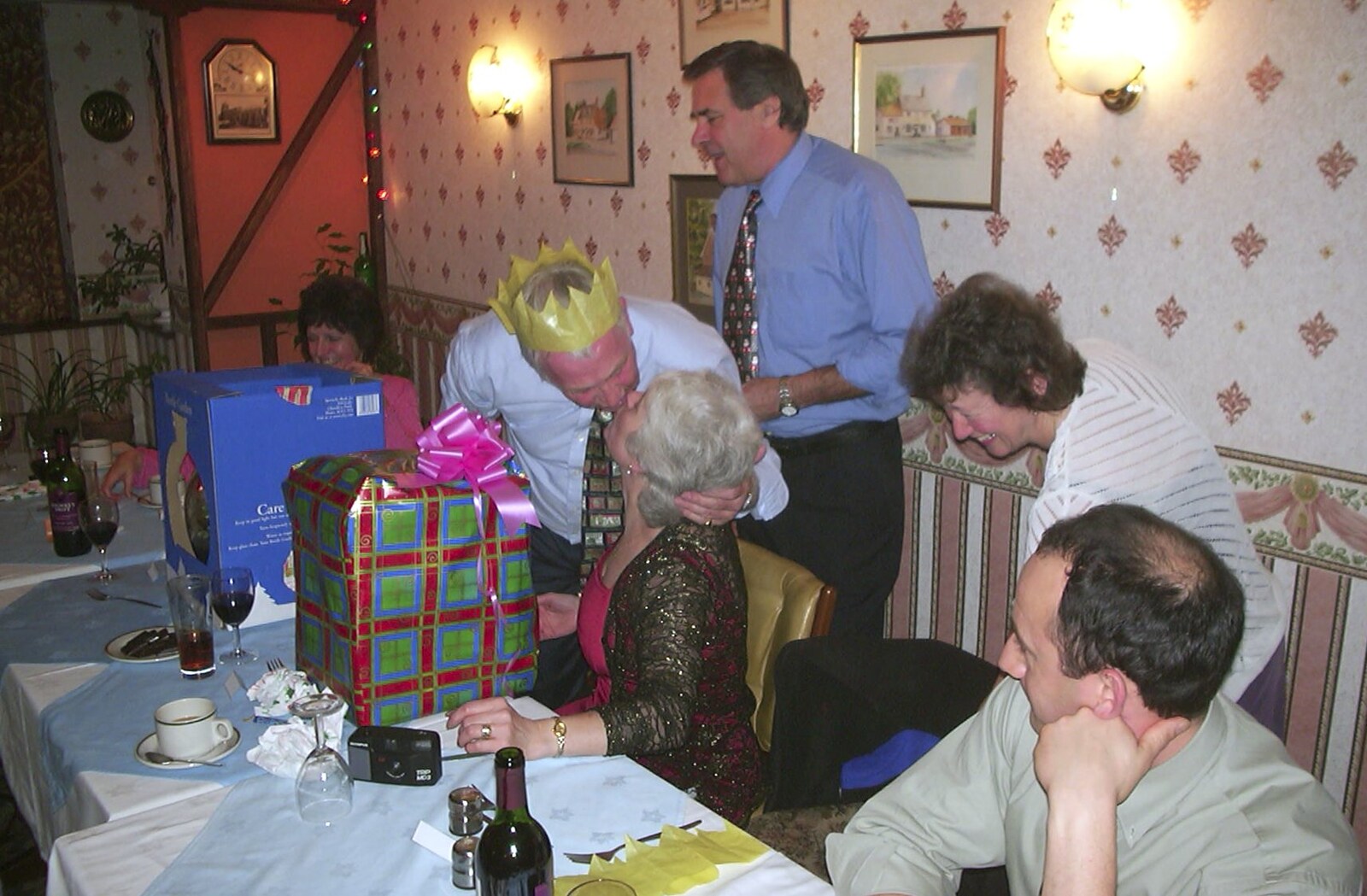 Spammy gets a kiss from The BSCC Christmas Dinner, Brome Swan, Suffolk - 7th December 2001