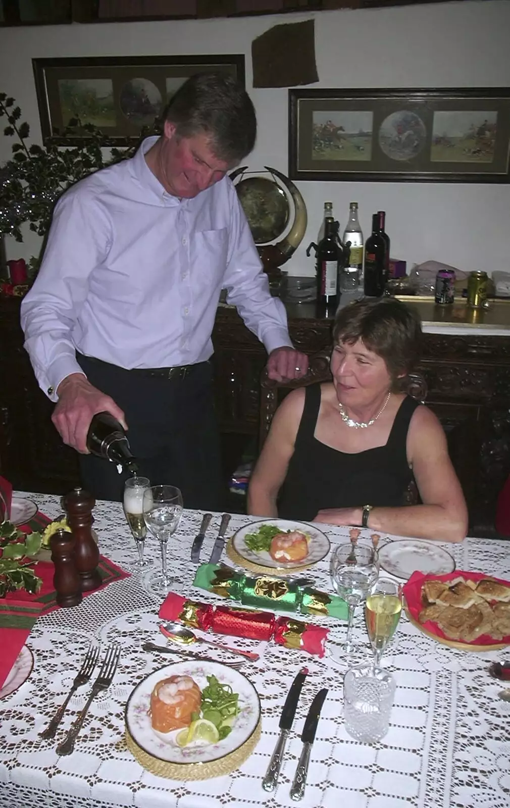 Geoff pours out some fizz, from 3G Lab Christmas Party, Q-Ton Centre, Cambridge - 20th December 2001