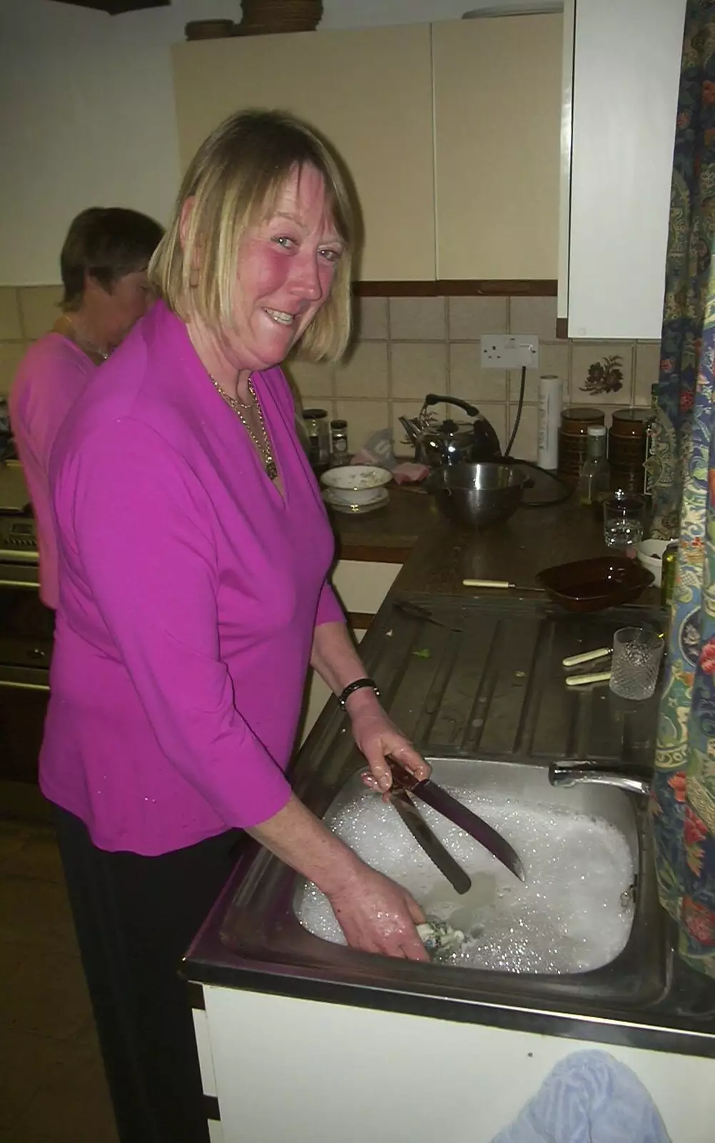 Mad Sue does some washing up, from 3G Lab Christmas Party, Q-Ton Centre, Cambridge - 20th December 2001