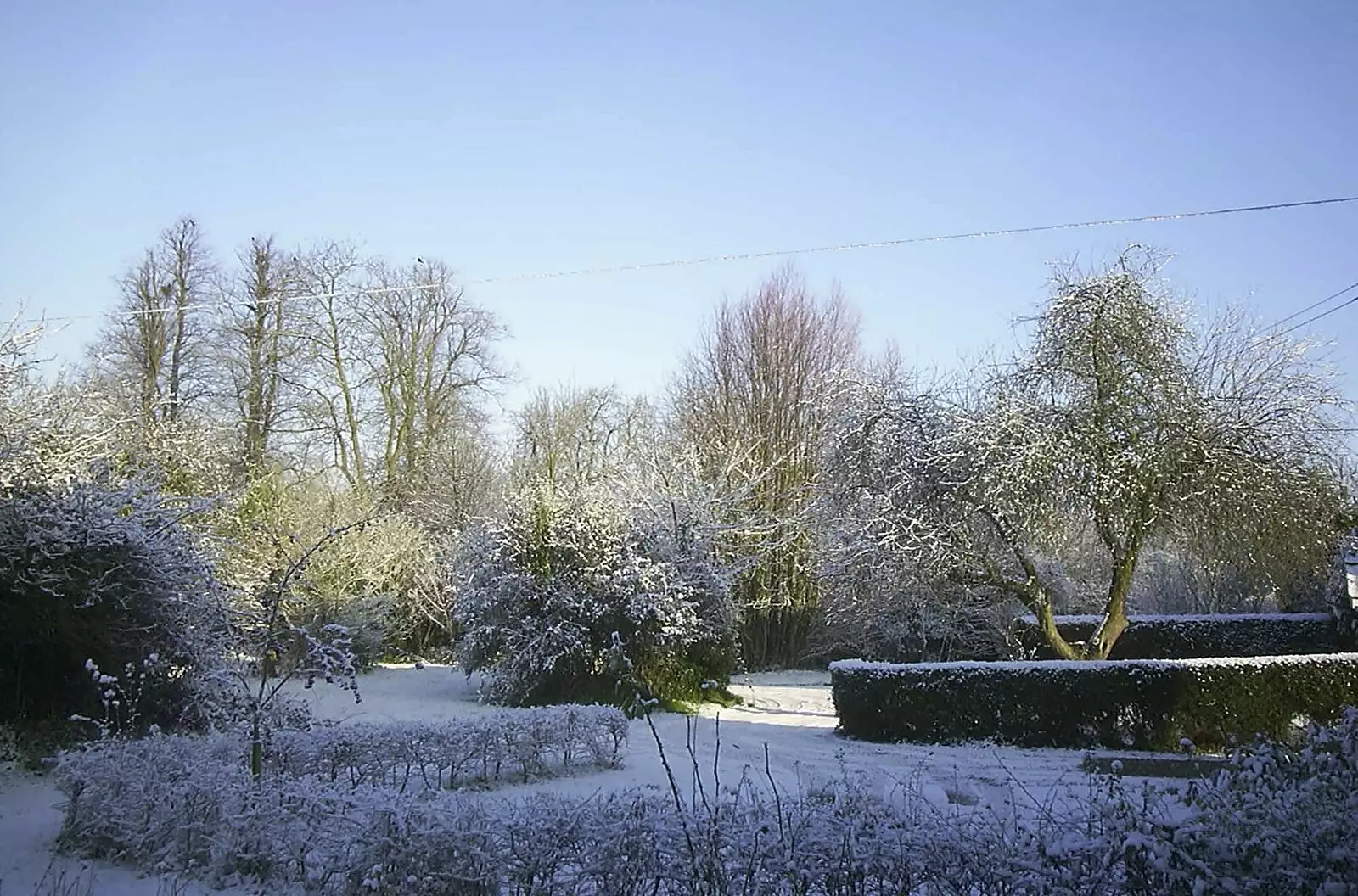 There's been a bit of snow overnight, from Nearly Christmas With Sis and Matt, Brome, Suffolk - 24th December 2001