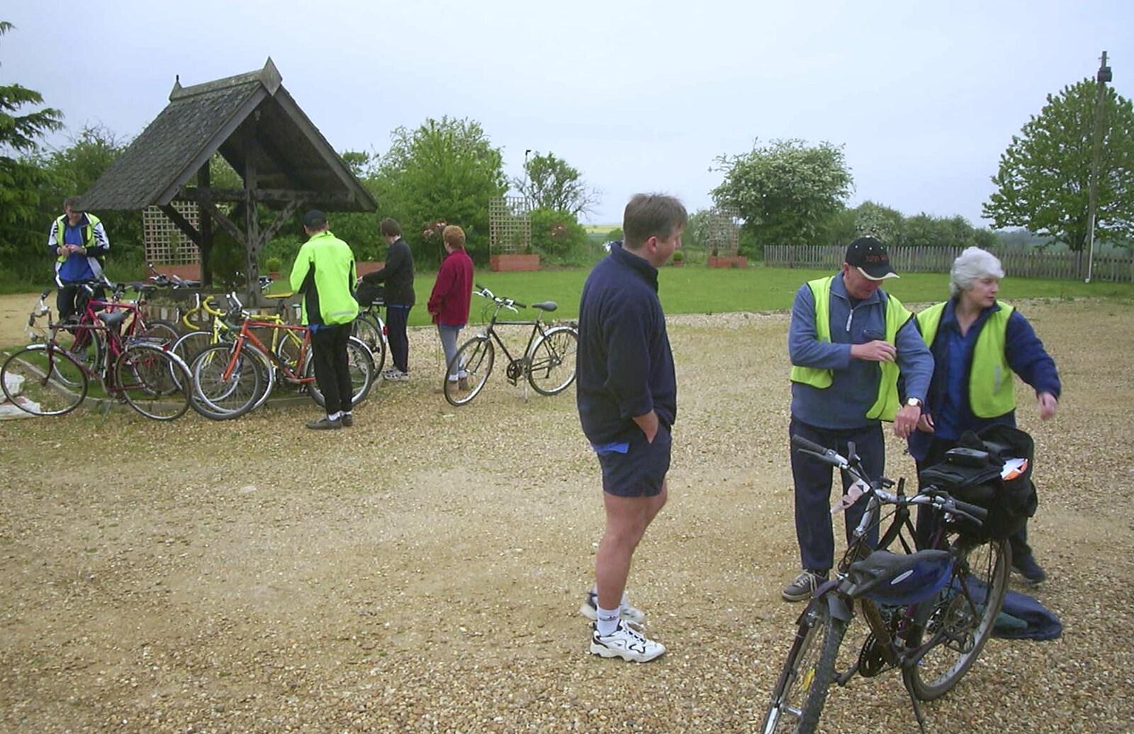 The BSCC Bike Ride, Shefford, Bedford - 11th May 2002: Assmebling in the morning