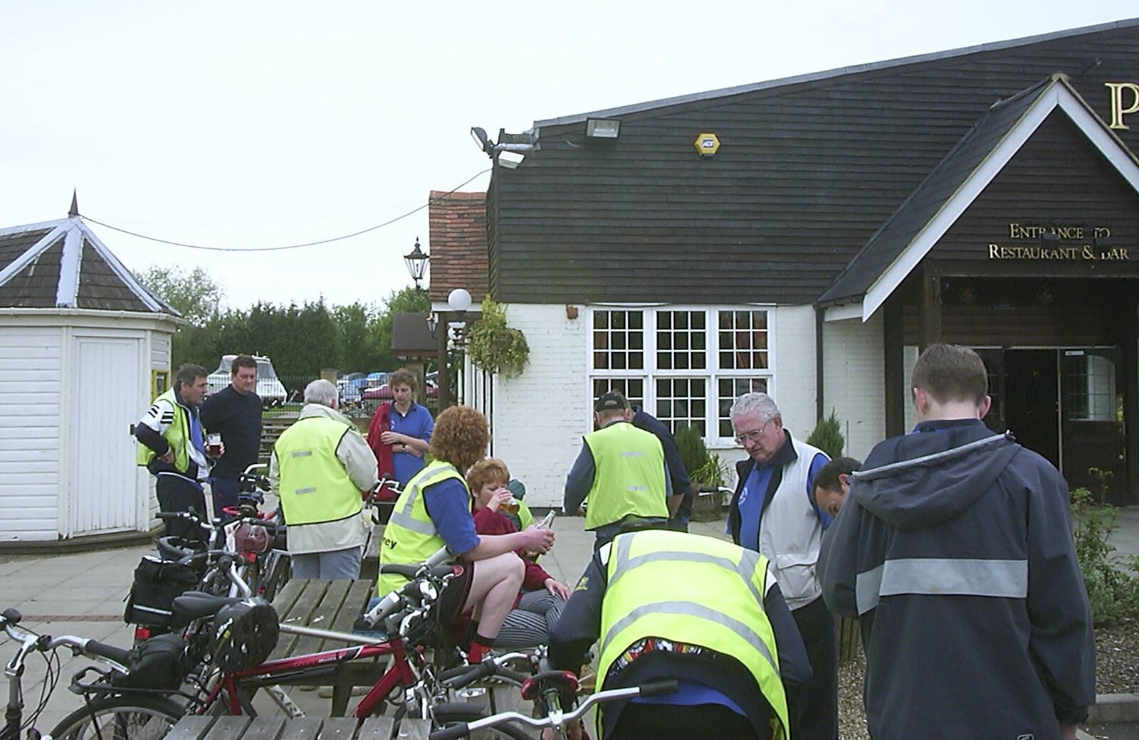 The BSCC Bike Ride, Shefford, Bedford - 11th May 2002: We're at the first pub