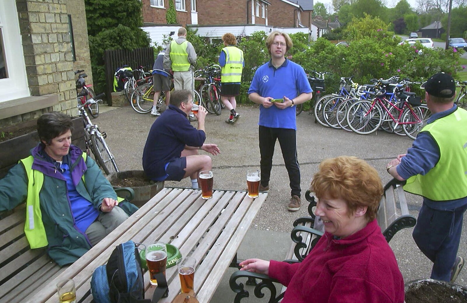 The BSCC Bike Ride, Shefford, Bedford - 11th May 2002: Outside a pub