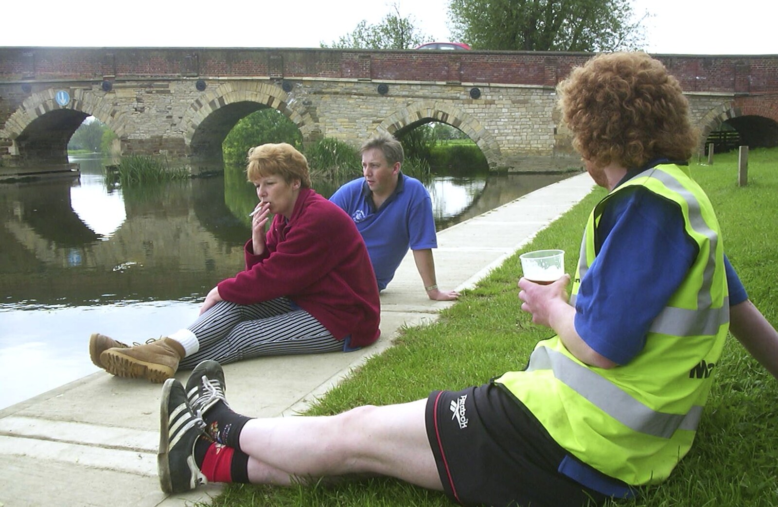 The BSCC Bike Ride, Shefford, Bedford - 11th May 2002: At the river for lunchtime