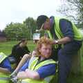 John Willy picks fleas out of Wavy's hair, The BSCC Bike Ride, Shefford, Bedford - 11th May 2002