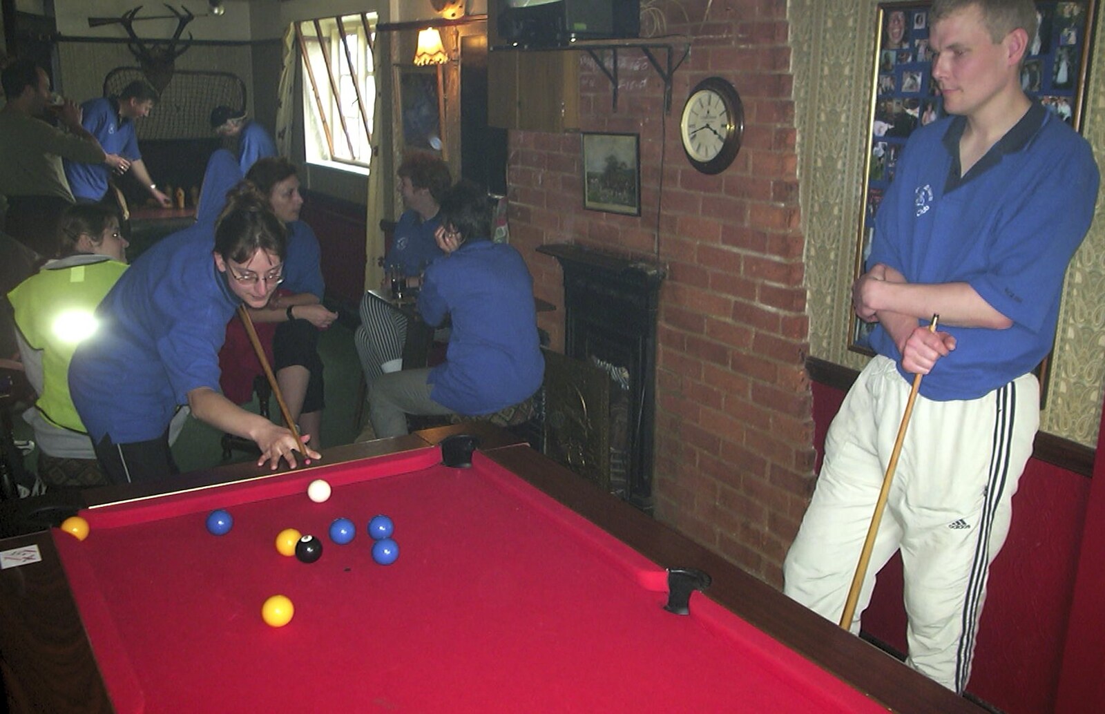 The BSCC Bike Ride, Shefford, Bedford - 11th May 2002: Stick game on red baize in The Guinea