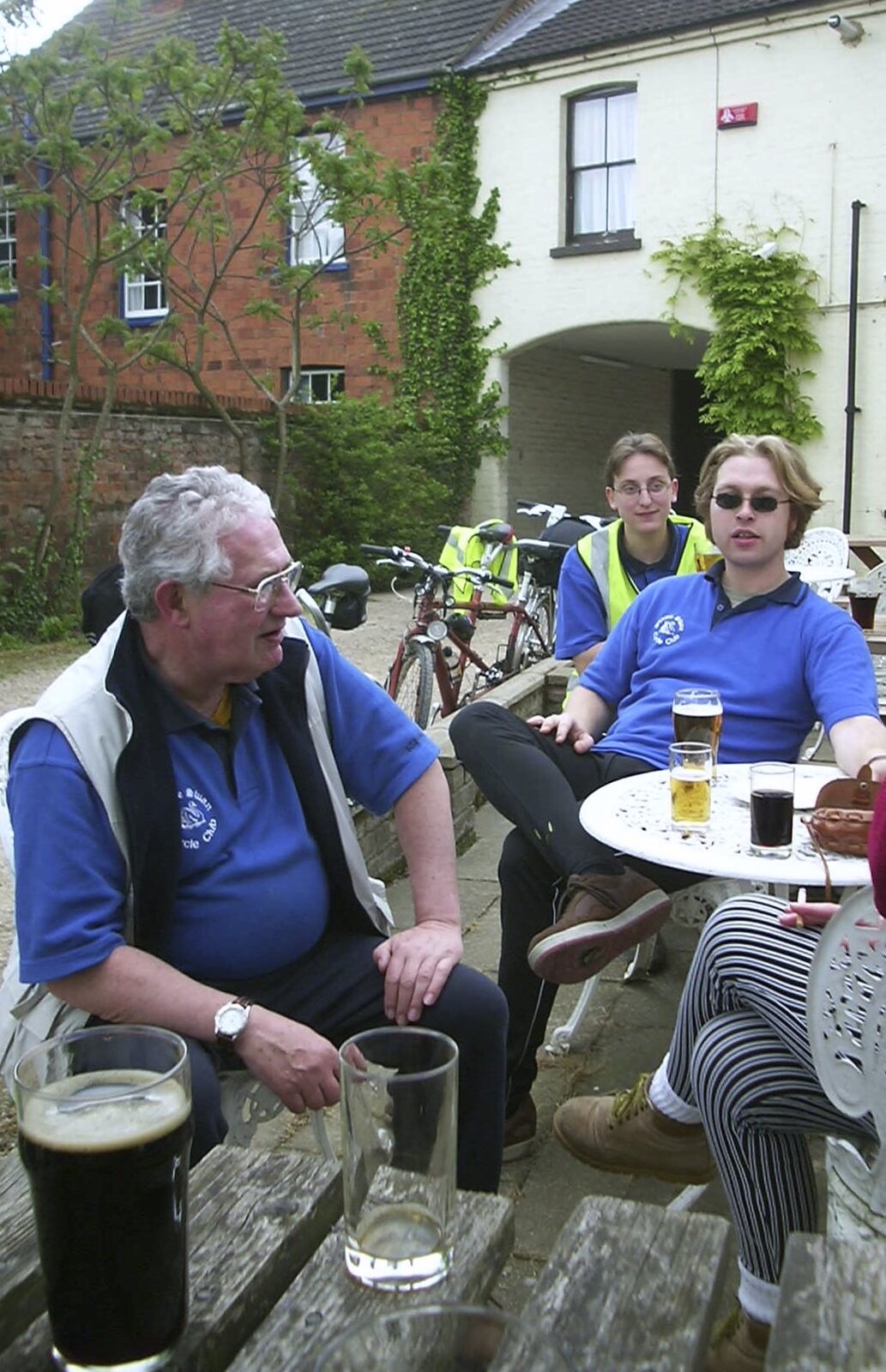 The BSCC Bike Ride, Shefford, Bedford - 11th May 2002: Pub garden