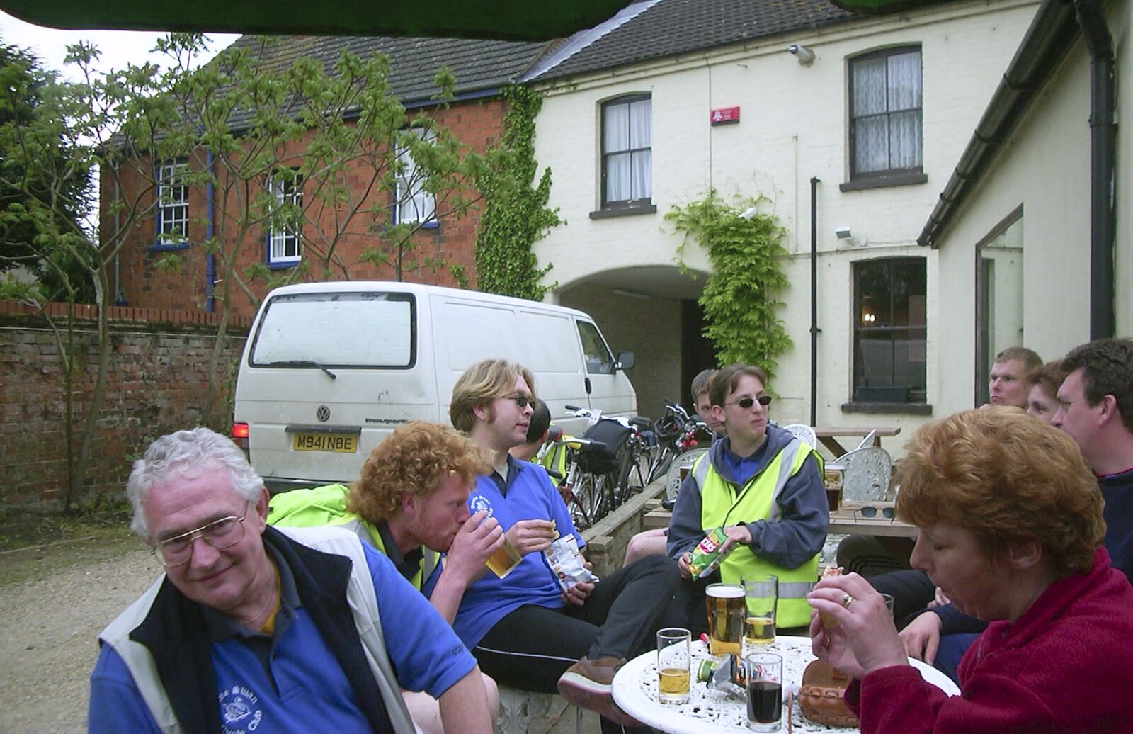 The BSCC Bike Ride, Shefford, Bedford - 11th May 2002: More pub-garden action