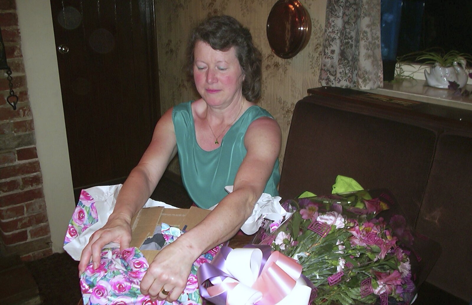 The BSCC Bike Ride, Shefford, Bedford - 11th May 2002: Back at the Swan, Sylvia gets presents for organising it all