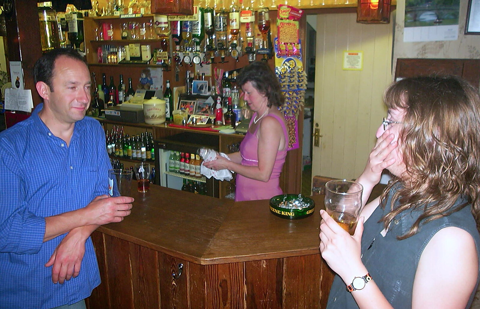 Jenny's 50th at The Swan Inn, Brome, Suffolk - 14th May 2002: DH chats to Suey at the bar