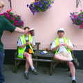 The BSCC at the Victoria, Earl Soham, Suffolk - 27th May 2002, Paul does some photo-bombing