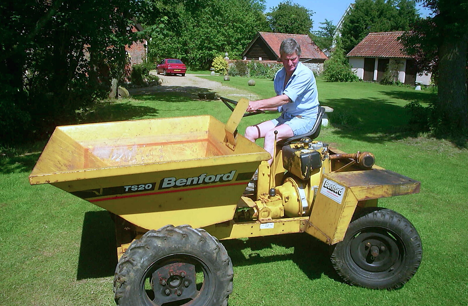 The BSCC at the Victoria, Earl Soham, Suffolk - 27th May 2002: Geoff gets his mini dumper out