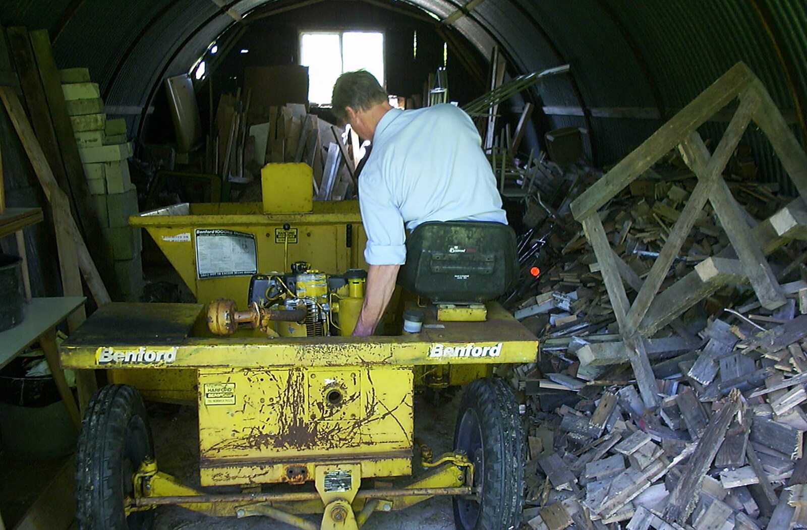 The BSCC at the Victoria, Earl Soham, Suffolk - 27th May 2002: Geoff parks up in the Nissen hut