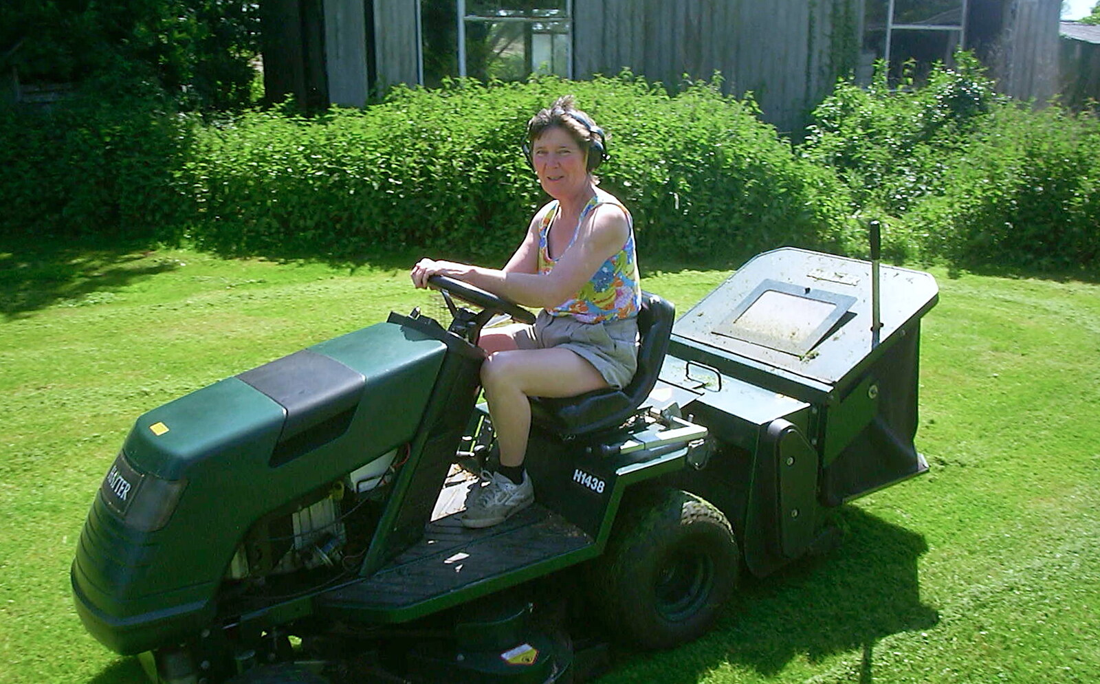 The BSCC at the Victoria, Earl Soham, Suffolk - 27th May 2002: Brenda mows the lawn on a ride-on Hayter