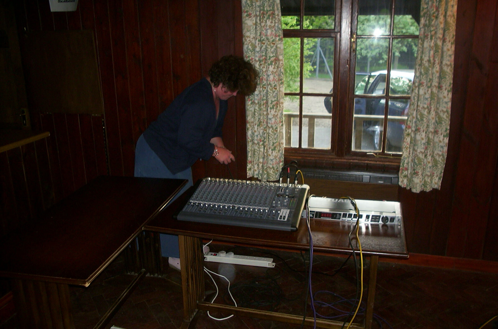 Spammy's Barbeque and A Summer Miscellany - 1st June 2002: Jo sets up for a BBs rehearsal