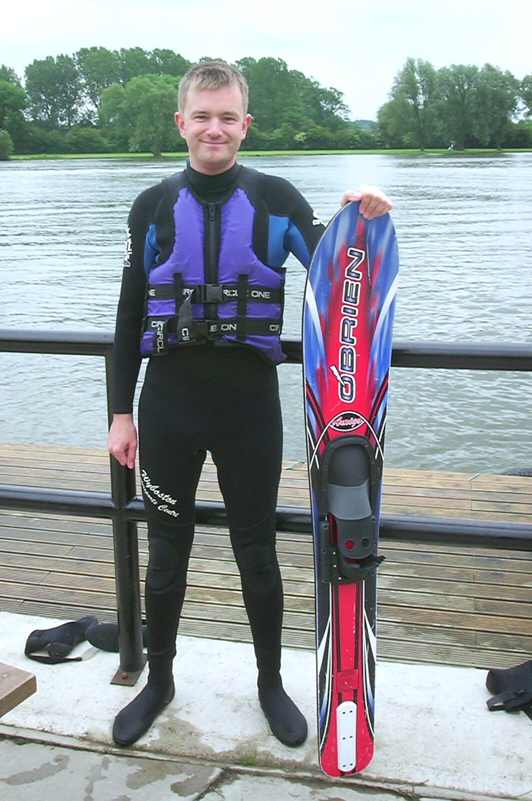 3G Lab Watersports Fun Day, Wyboston, Bedfordshire - 8th June 2002: Nosher and a water ski