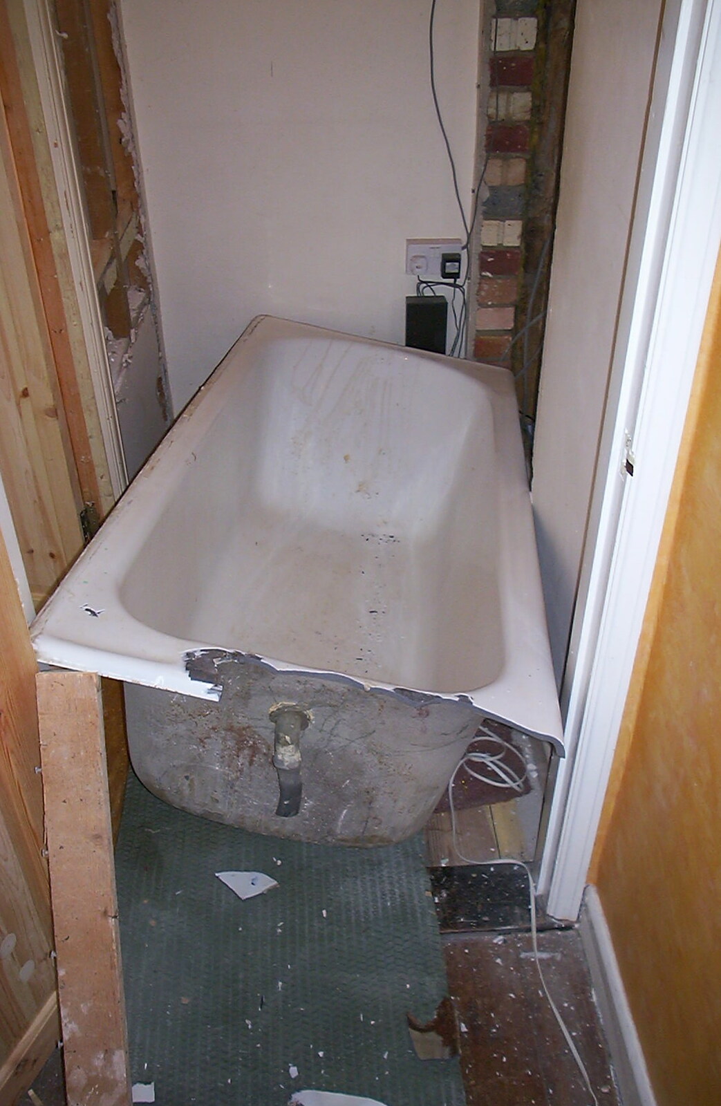 The old bath gets stuck on the landing from A Hard-Drive Clock and Other Projects, Brome, Suffolk - 28th June 2002