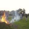 A crowd gathers around the bonfire, DH's BSCC Barbeque, The Old Post Office, Brome, Suffolk - 7th July 2002
