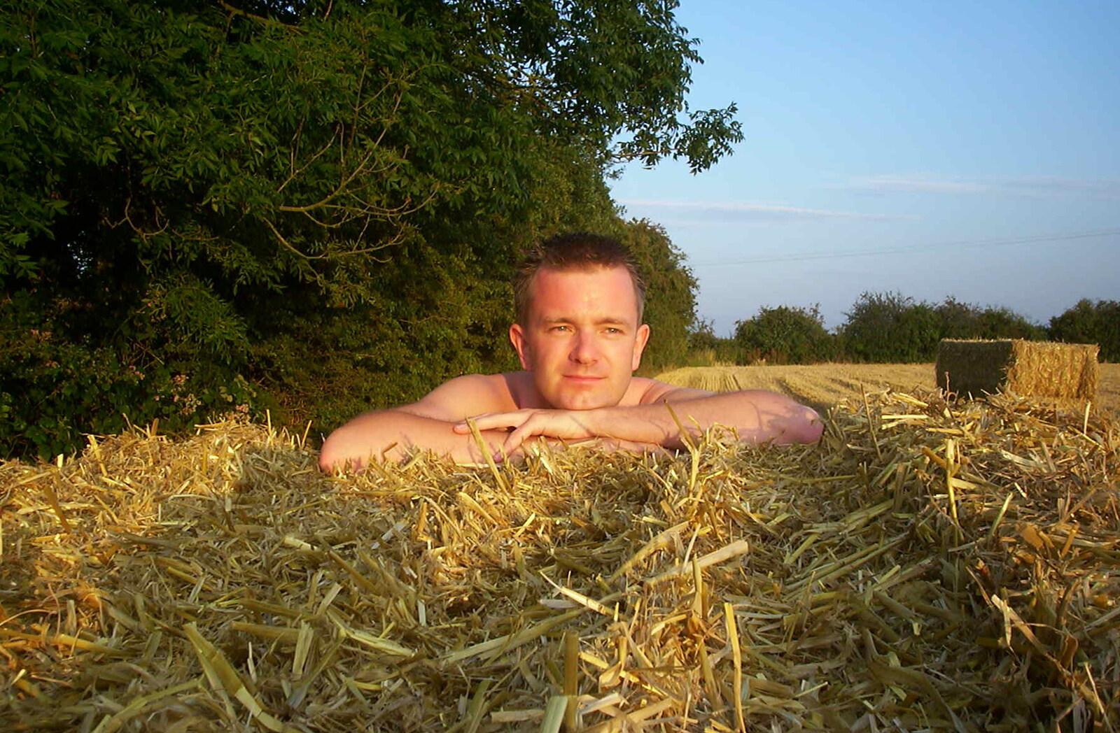 Nosher leans on a bale in the sun from BSCC Rides, Petanque at the Swan and July Miscellany - 21st July 2002