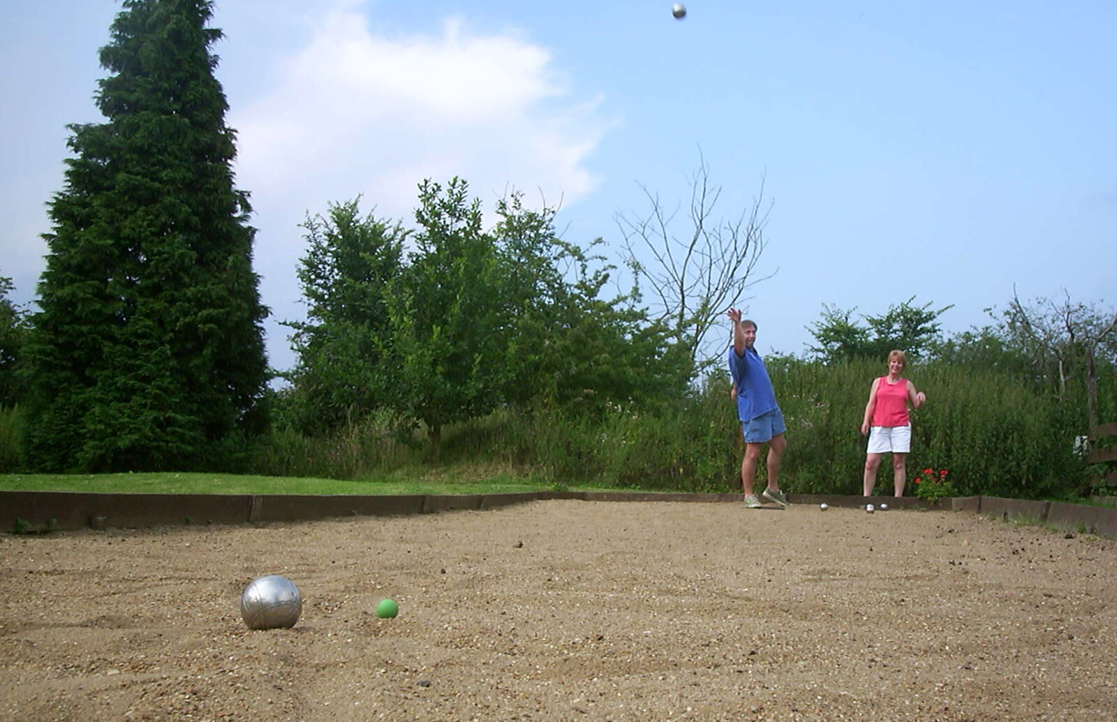 Nigel throws from BSCC Rides, Petanque at the Swan and July Miscellany - 21st July 2002