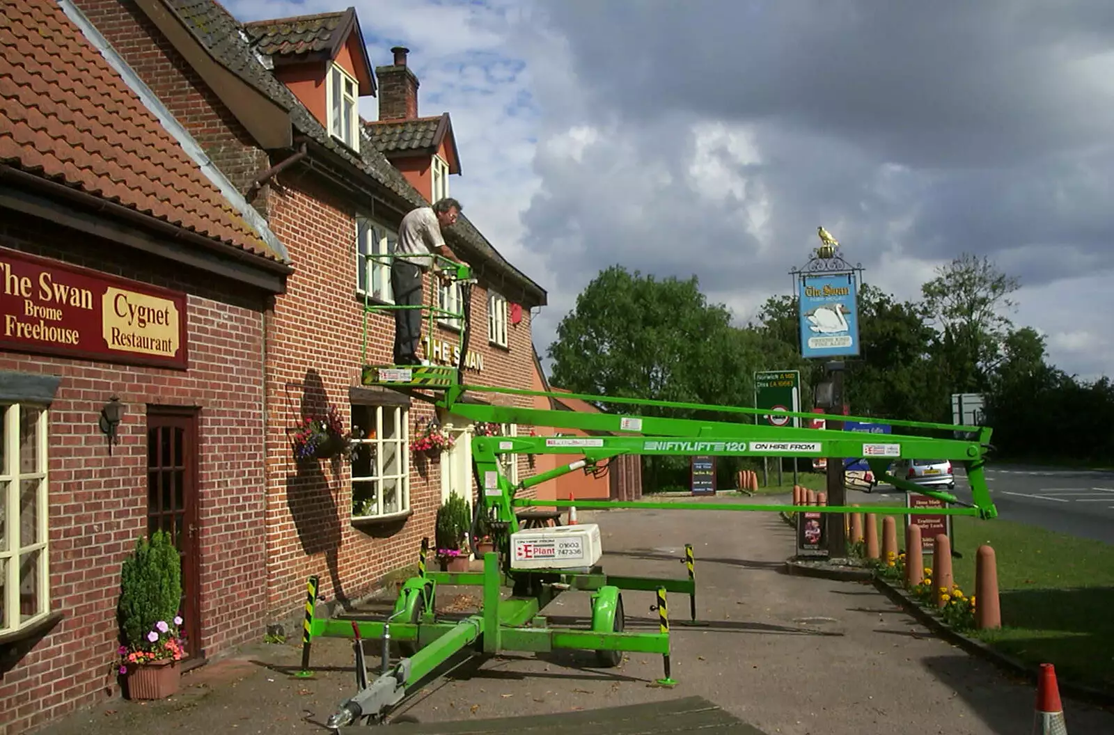 Alan comes down, from Alan gets a Cherry Picker, Brome, Suffolk - 2nd August 2002