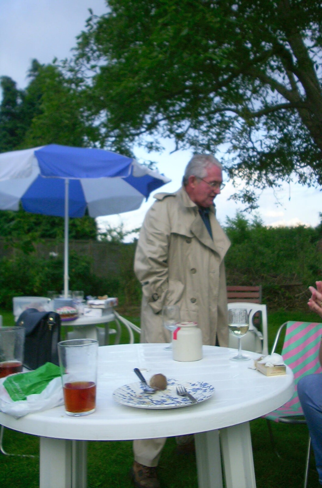Bomber Langdon does a Columbo impression from Nosher's BSCC Barbeque, Brome, Suffolk - 3rd August 2002