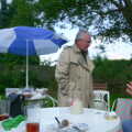 Nosher's BSCC Barbeque, Brome, Suffolk - 3rd August 2002, Bomber Langdon does a Columbo impression