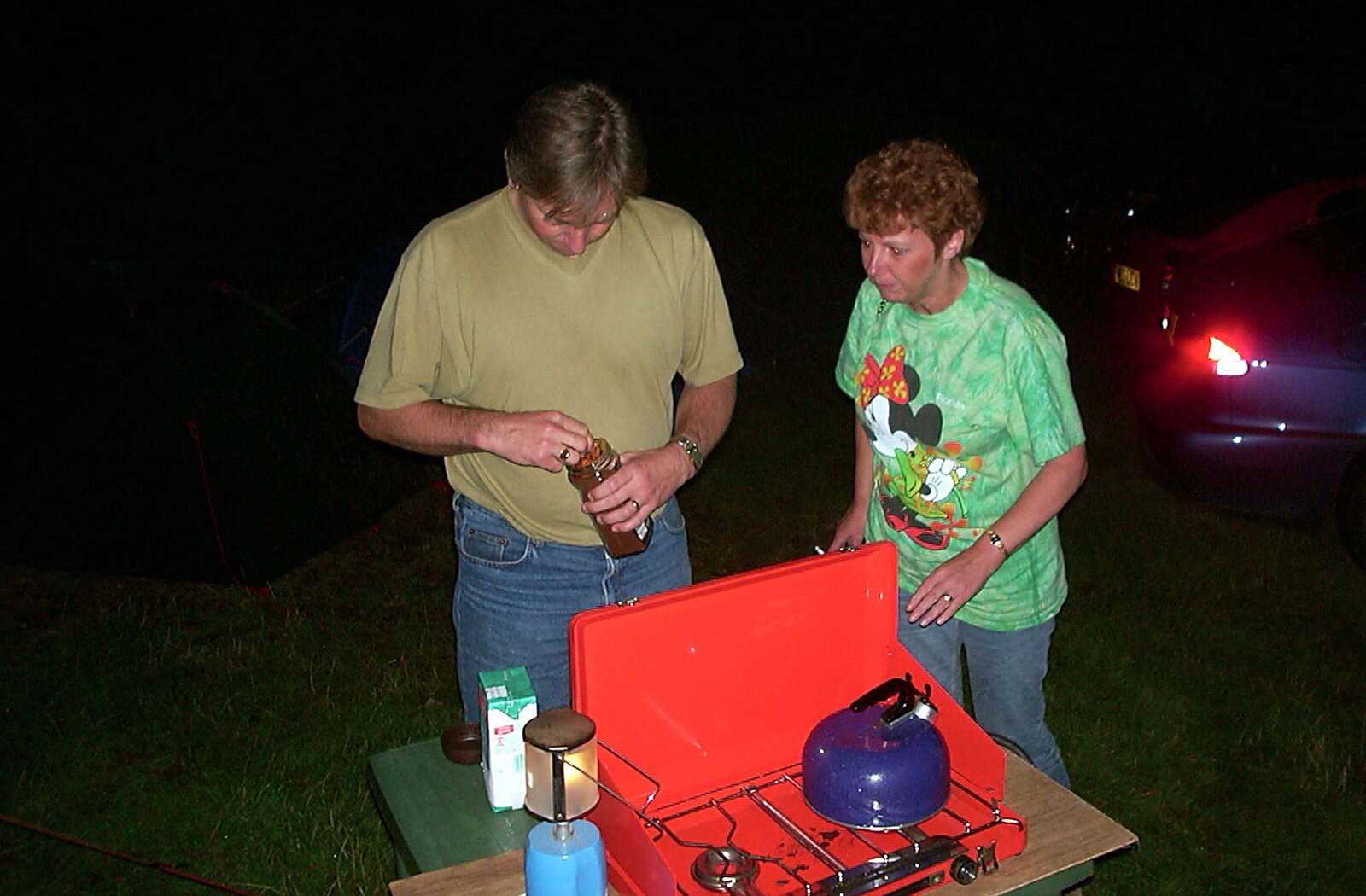 A BSCC Splinter Group Camping Weekend, Theberton, Suffolk - 11th August 2002: Nigel sorts some instant coffee out