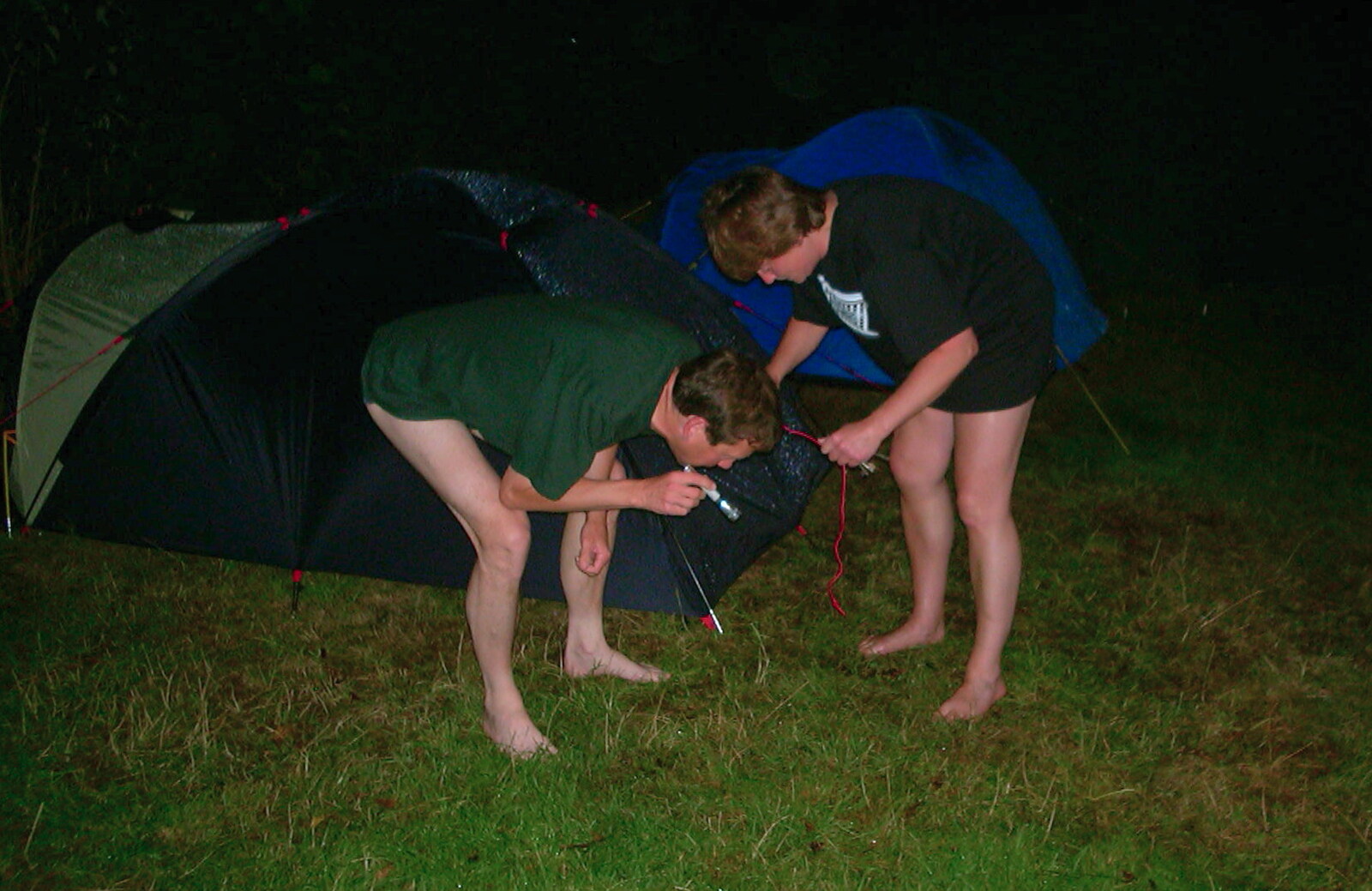 A BSCC Splinter Group Camping Weekend, Theberton, Suffolk - 11th August 2002: Apple and Pippa have lost something important