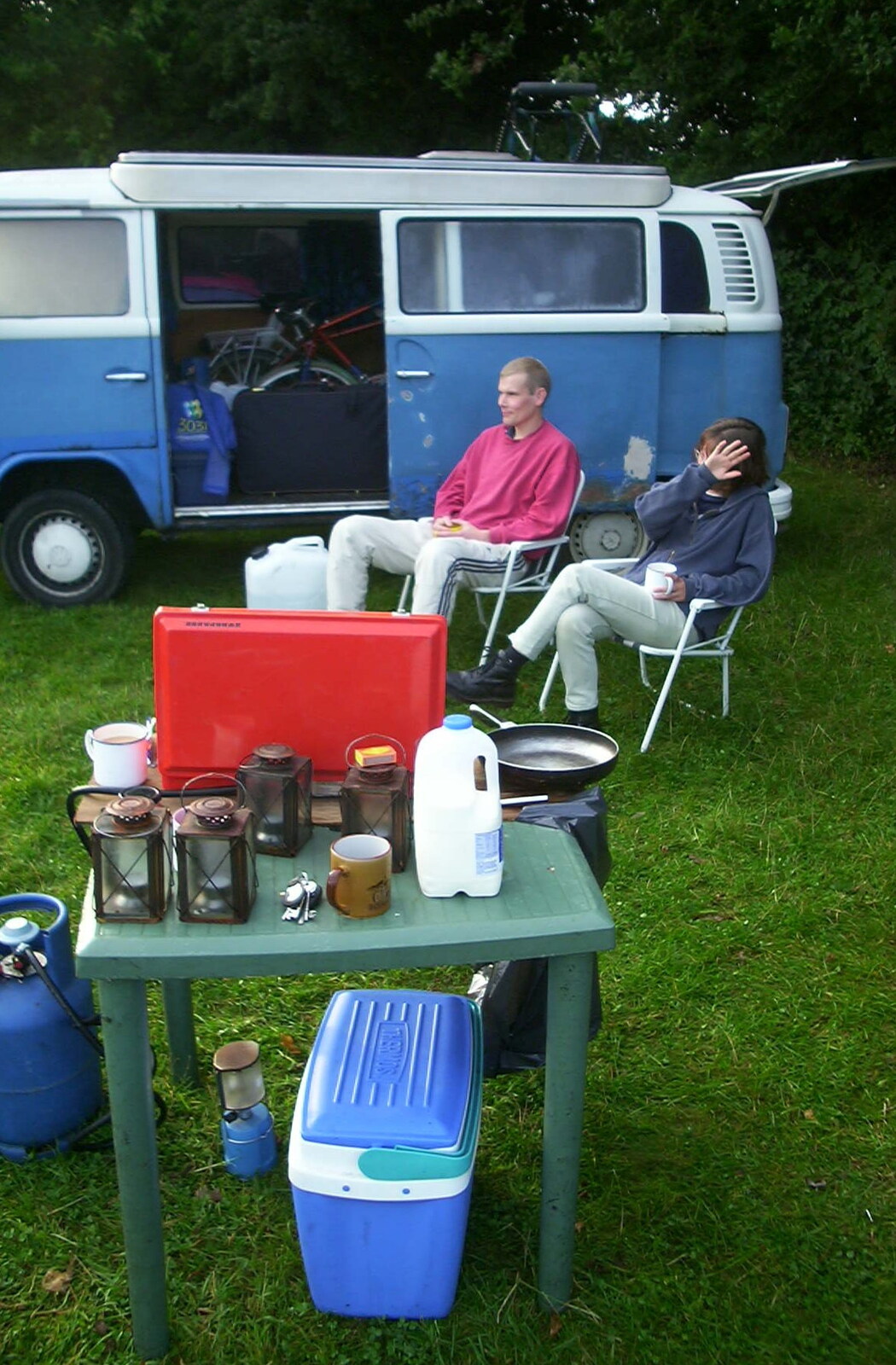 A BSCC Splinter Group Camping Weekend, Theberton, Suffolk - 11th August 2002: Suey hides
