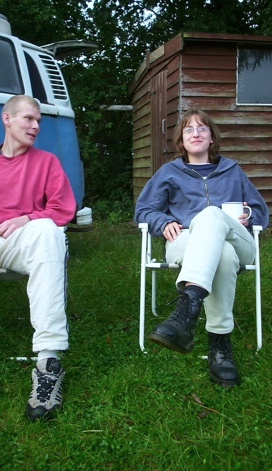 A BSCC Splinter Group Camping Weekend, Theberton, Suffolk - 11th August 2002: Bill and Suey have a mug of tea