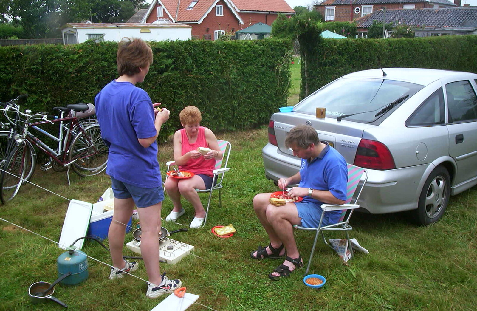 A BSCC Splinter Group Camping Weekend, Theberton, Suffolk - 11th August 2002: Nigel does some breakfast