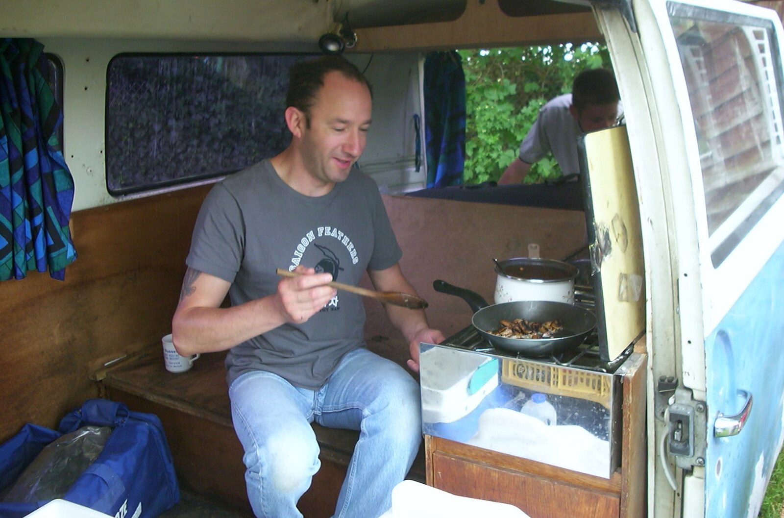 A BSCC Splinter Group Camping Weekend, Theberton, Suffolk - 11th August 2002: DH has a fry-up in the van