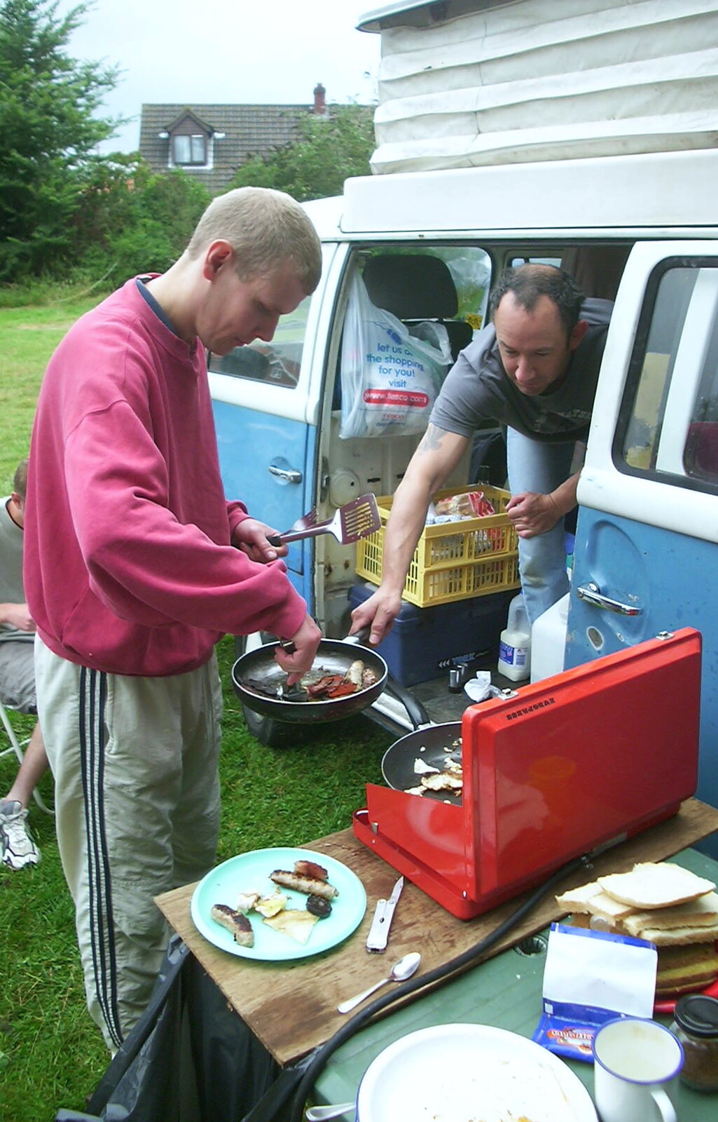 A BSCC Splinter Group Camping Weekend, Theberton, Suffolk - 11th August 2002: Bill's doing the whole Full English