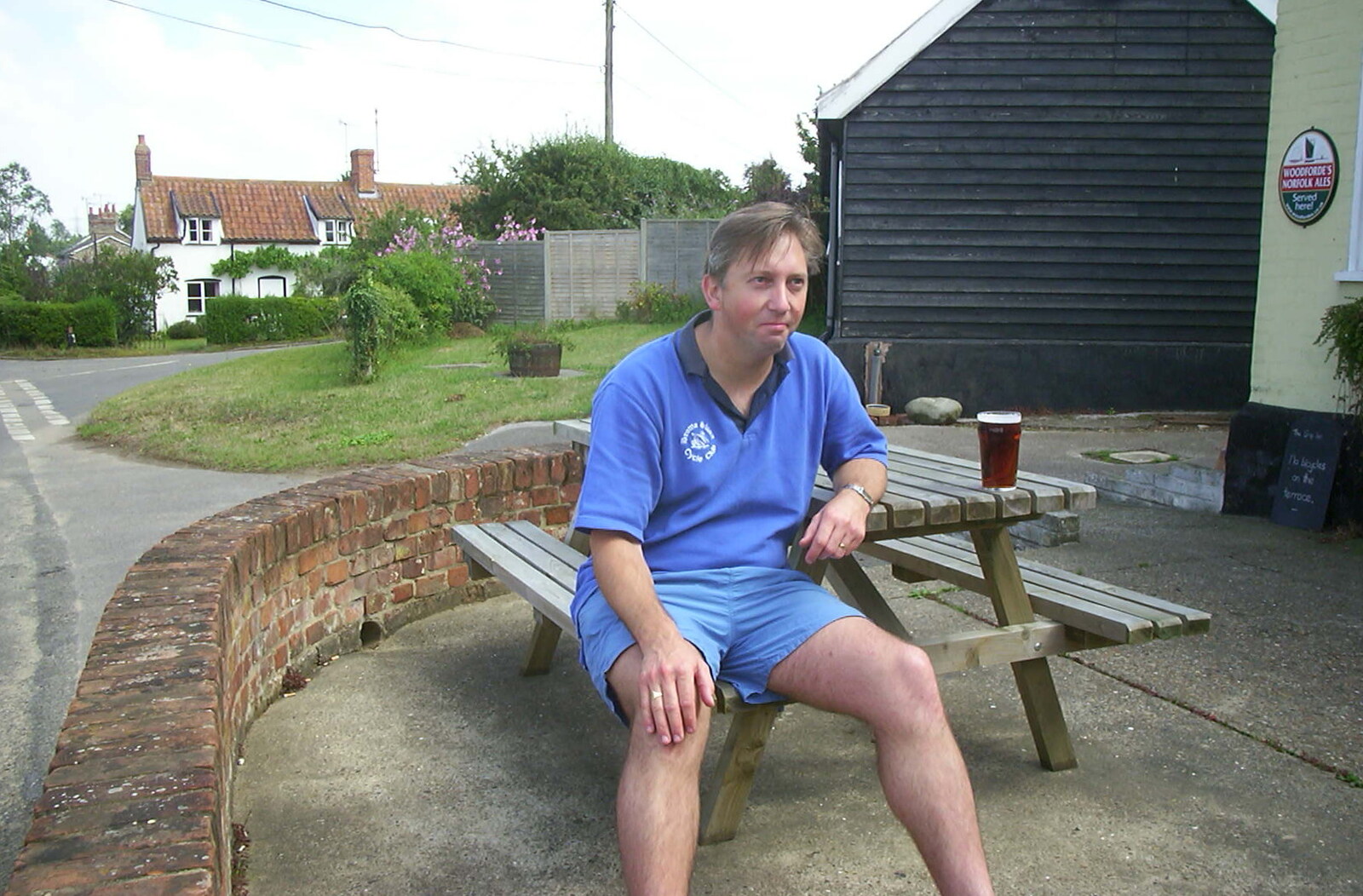 A BSCC Splinter Group Camping Weekend, Theberton, Suffolk - 11th August 2002: Nigel hangs around
