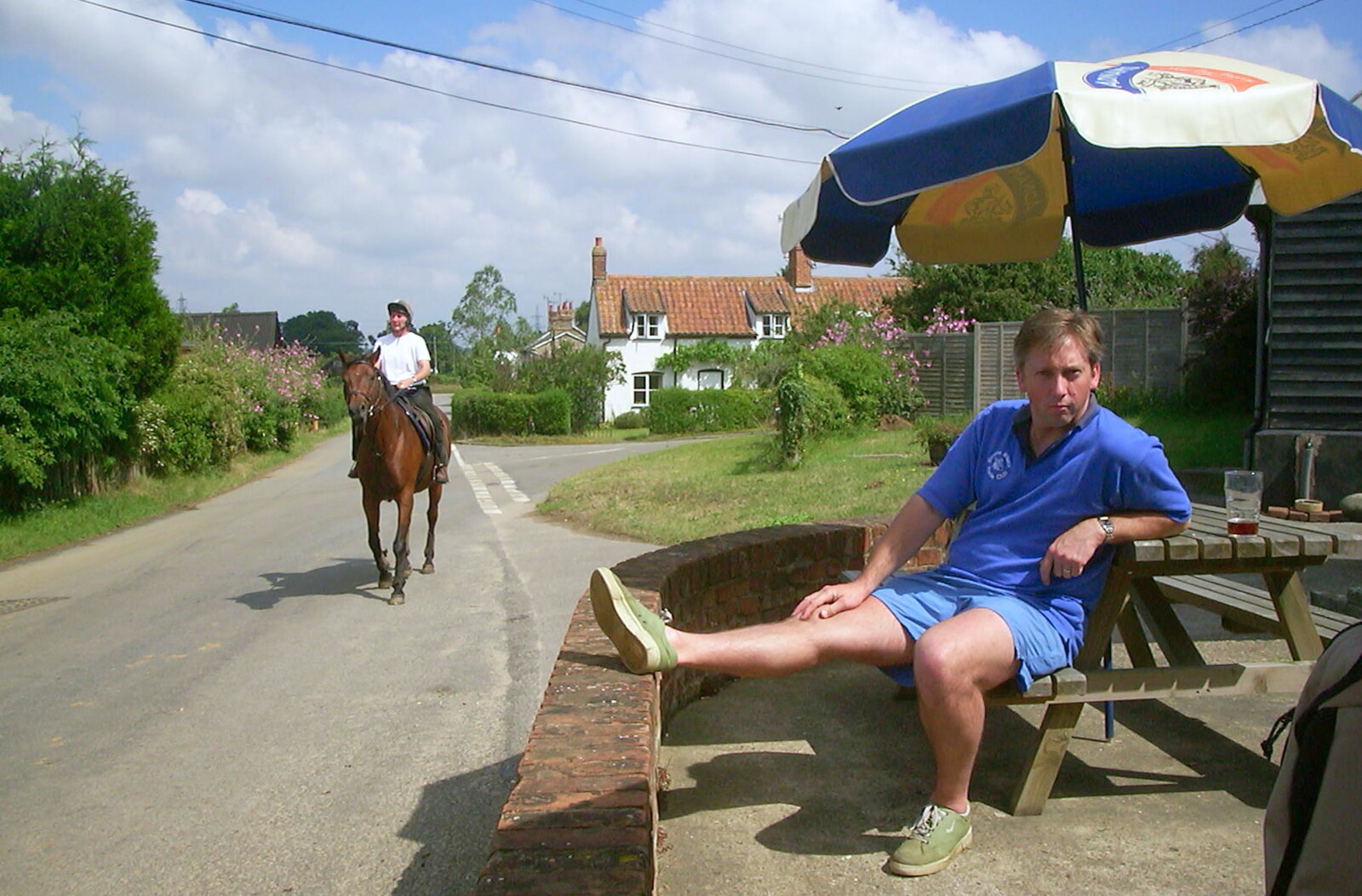 A BSCC Splinter Group Camping Weekend, Theberton, Suffolk - 11th August 2002: Nigel gets some sun as a horse trots by