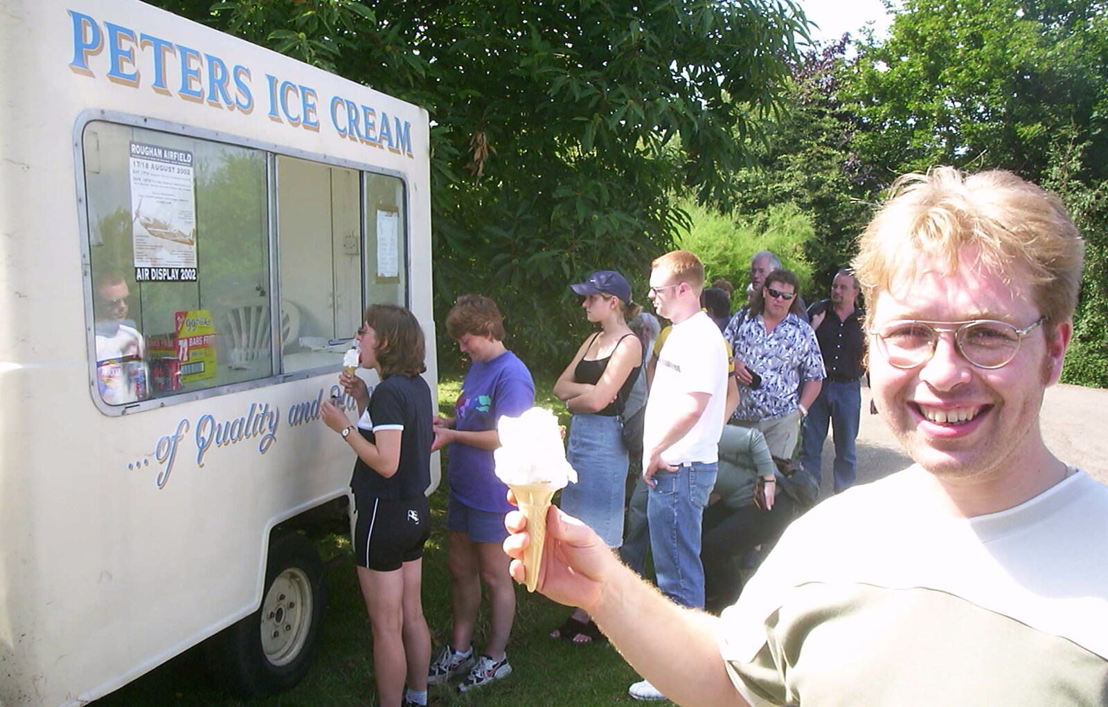 A BSCC Splinter Group Camping Weekend, Theberton, Suffolk - 11th August 2002: Marc gets an ice cream