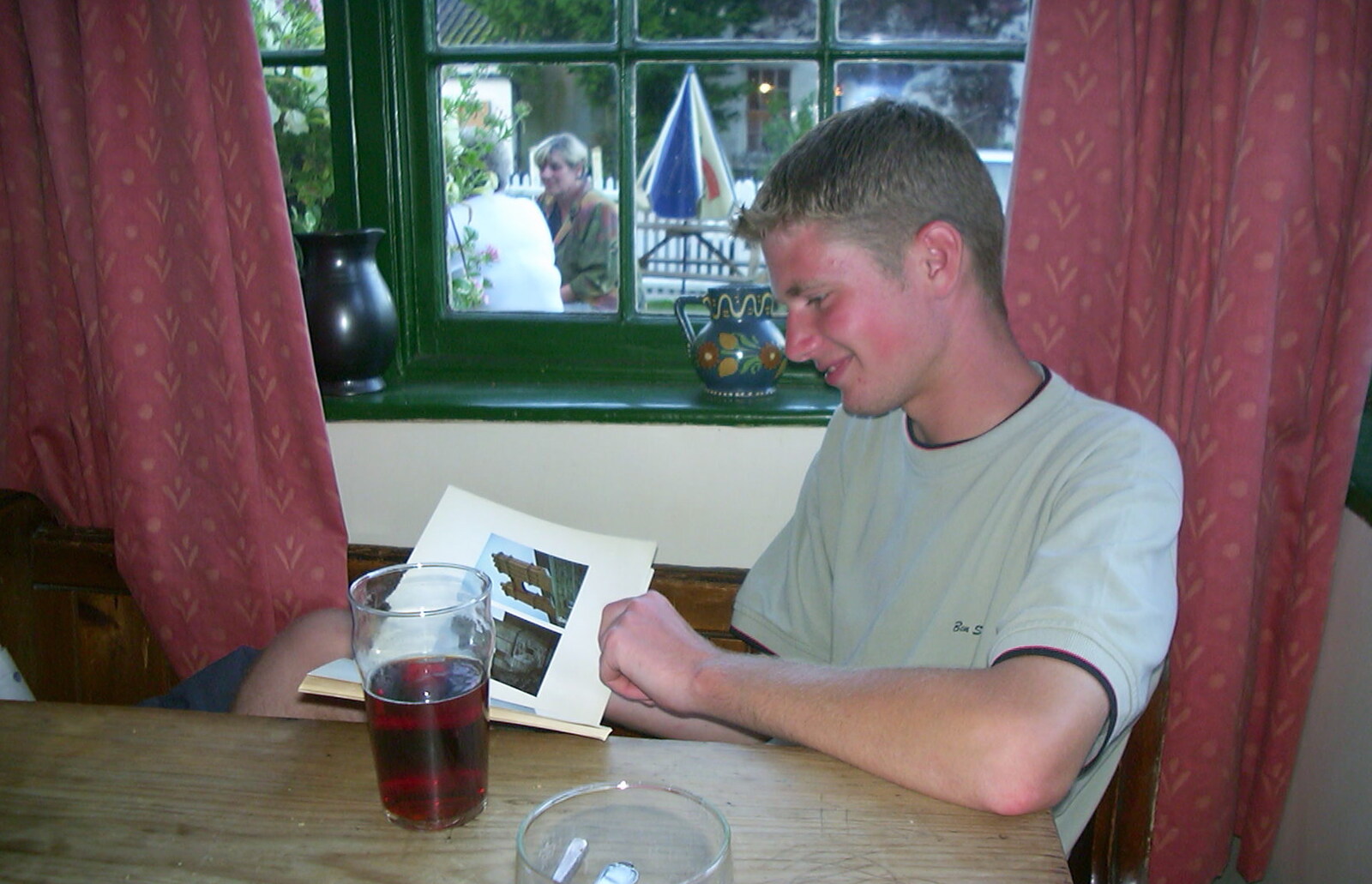 A BSCC Splinter Group Camping Weekend, Theberton, Suffolk - 11th August 2002: The Boy Phil reads a book