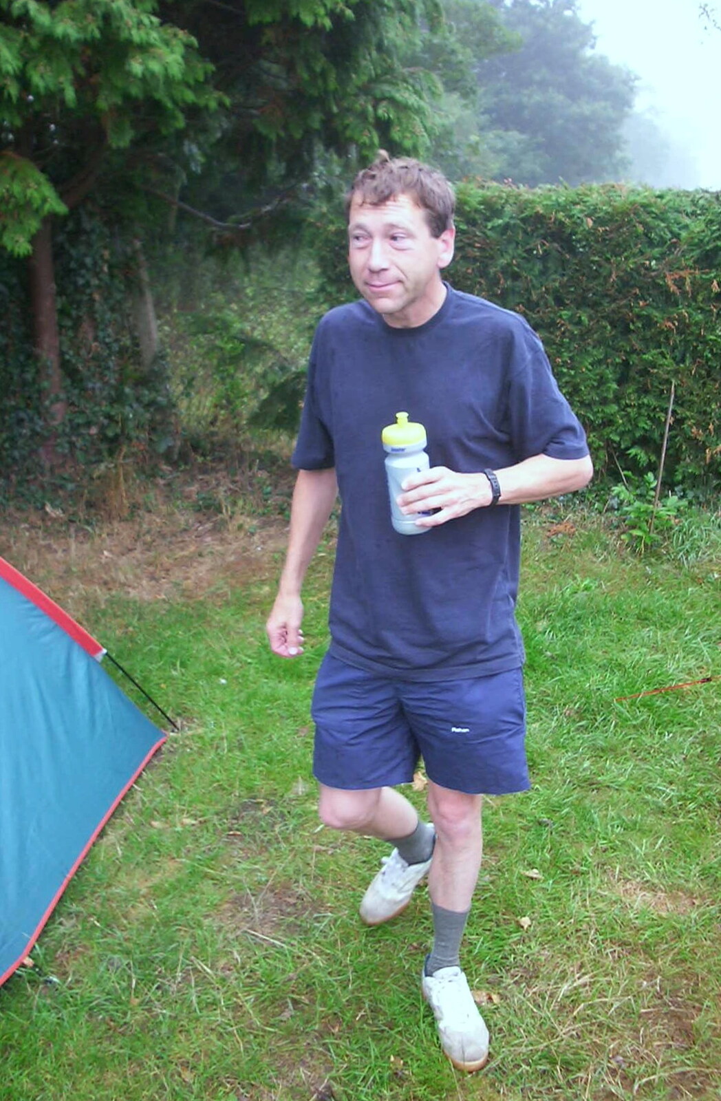 A BSCC Splinter Group Camping Weekend, Theberton, Suffolk - 11th August 2002: Apple in the morning